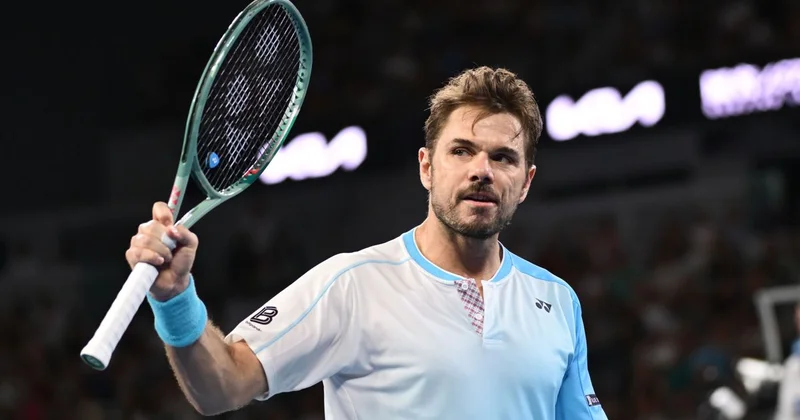 Легендарный теннисист Вавринка попрощался с Australian Open и выпил пива на корте (видео)