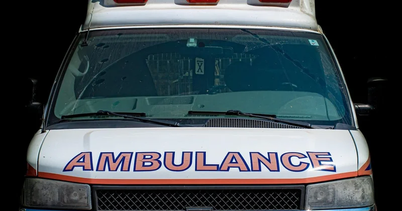 Голый мужчина угнал скорую с умирающей пациенткой в США