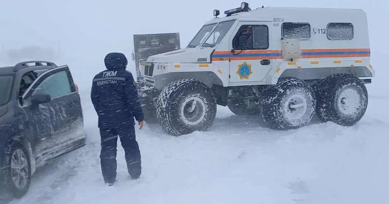 Вьюга смешала землю с небом