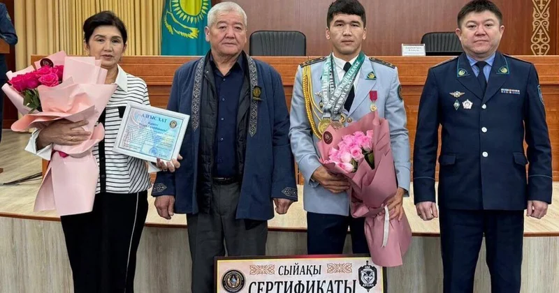 Казахстанского полицейского досрочно повысили в звании