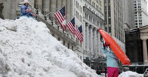 Нью Йорк қалың қардың құрсауында қалды