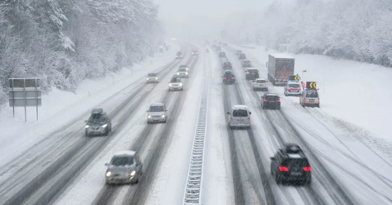 Снег и метель осложнят движение на трассах шести областей Казахстана