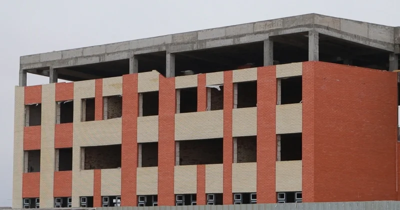 Атырауда 600 орындық мектептің құрылысы 2 жылдан бері тоқтап тұр