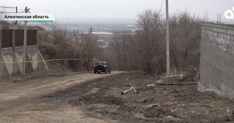 Жители села в Алматинской области пожаловались, что утопают в грязи из за ремонта водопровода (видео)