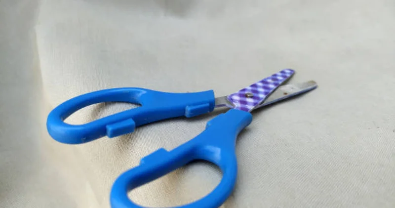 Павлодарда үш жасар қыз көзіне қайшы тығып алып, дереу ота жасалды