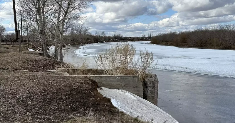 Су тасқынына дайындық: Шығыс Қазақстанда қар қатты еріп жатыр