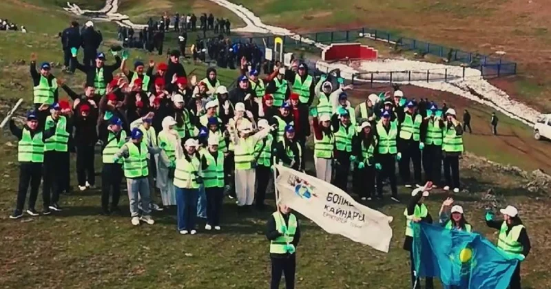 Волонтеры Болашақтың қайнары призвали казахстанцев поддержать экоакцию Мөлдір бұлақ