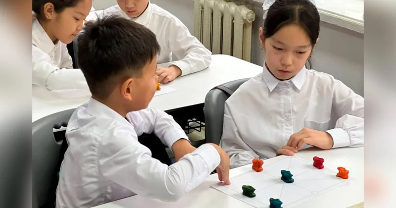 Кентаулық ұстаз асықты түрлі түске бояп, балалардың моторикасын дамытып жүр