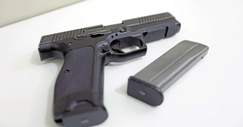 Табельдік қаруды тартып алған: Өскеменде бұзақылар полицейге оқ атты