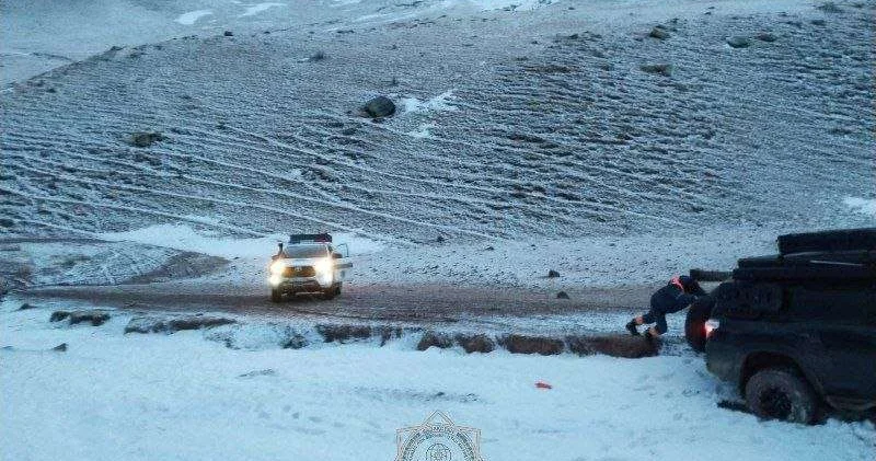 В горах Алматинской области всю ночь искали семью из четырех человек