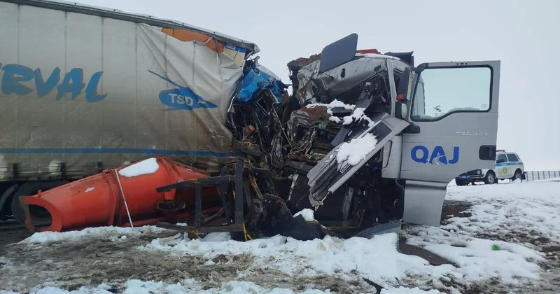Грузовик столкнулся с дорожным погрузчиком на одной из трасс в Казахстане (видео)