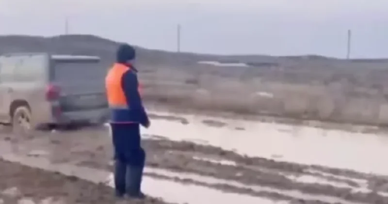 18 человек застряли посреди степи в Карагандинской области