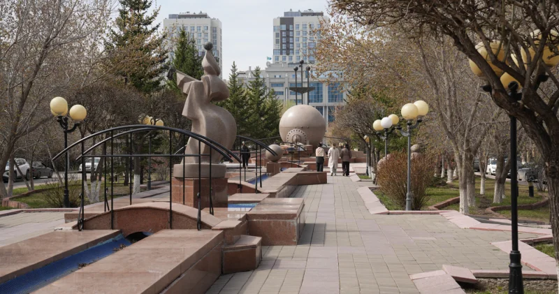 Плиткалар сынған, шамдары жоқ: Астана орталығындағы аллеяның қазіргі көрінісі қандай?