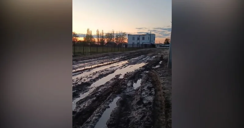 Жаңаауылда жол жоқ: балалар мектепке бара алмай, тұрғындар дүкенге жете алмай отыр