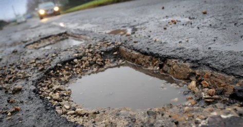 Из за ямы на дороге водителя автобуса лишили прав в Павлодаре