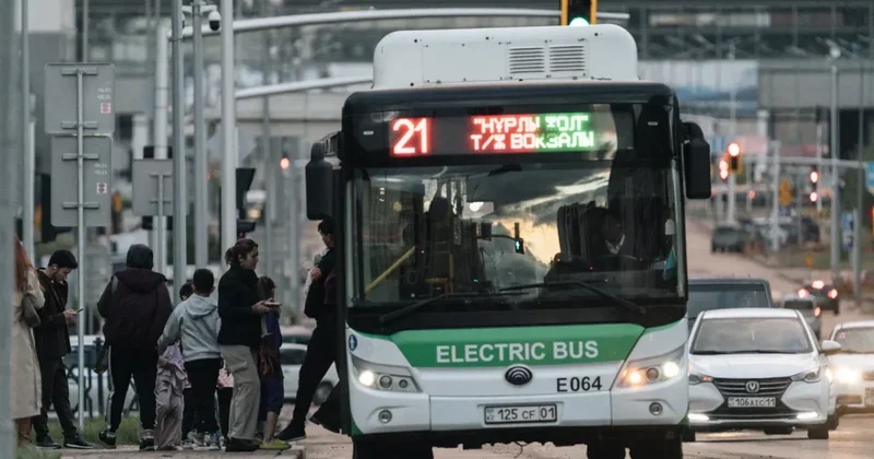 Две женщины подрались в автобусе Астаны