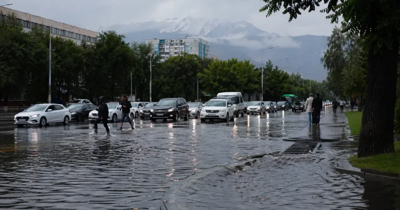 Жители связали затопленные улицы с закрытыми арыками: что ответили в акимате Алматы