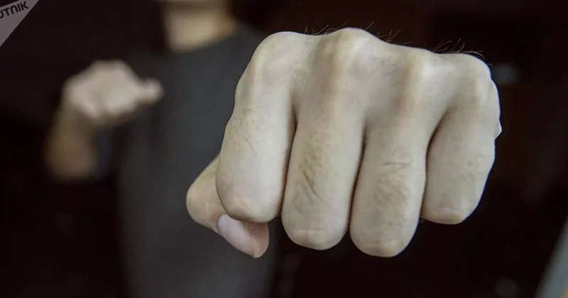 Алматыда ер адам автобус күтіп тұрған қартаң әйелді тепкінің астына алды (ВИДЕО)