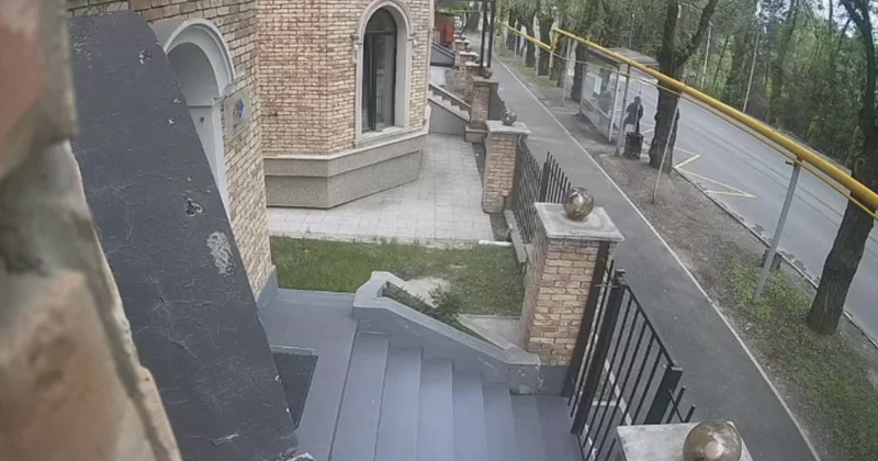 В Алматы парень избил пожилую женщину на остановке