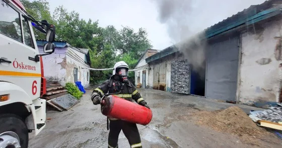 Газовый баллон из горящего магазина вынес пожарный в Усть Каменогорске