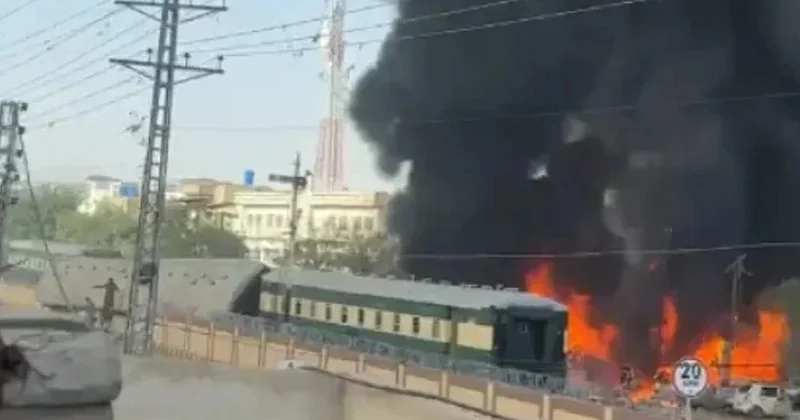Террорист смертник протаранил на авто пассажирский поезд в Пакистане, 24 человека погибли