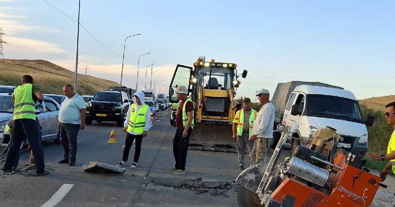 Из за жары? На трассе в Туркестанской области поднялось бетонное покрытие