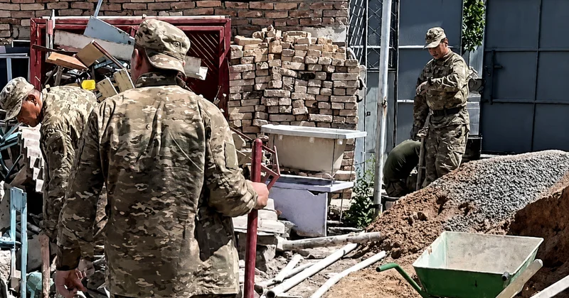 Тергеу басталды . Құрылыс алаңындағы сарбаздар түсірілген видеоға қатысты Қорғаныс министрлігі түсінік берді