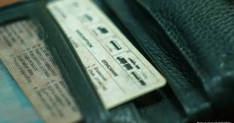 Қазақстандық жүргізуші куәлігін сатып алу әрекетінен кейін ақшасыз және құрбысыз қалды