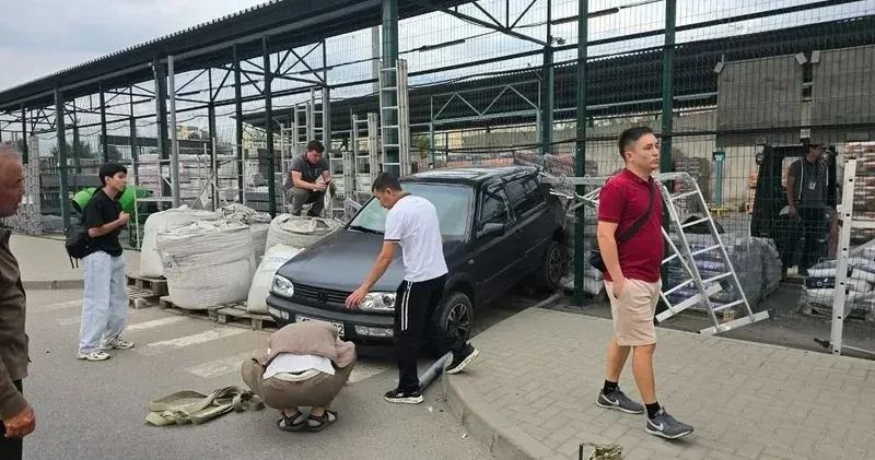 Алматыда гипермаркет тұрағындағы жол апаты: Golf тоқтай алмай, елді дүрліктірді