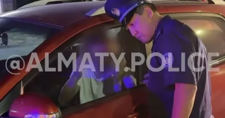 Алматыда айып тұрағынан көлігін алып қашқан жүргізуші ұсталды