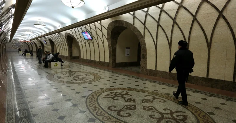 Алматы метросында жолаушының қалтасынан күмәнді зат табылды