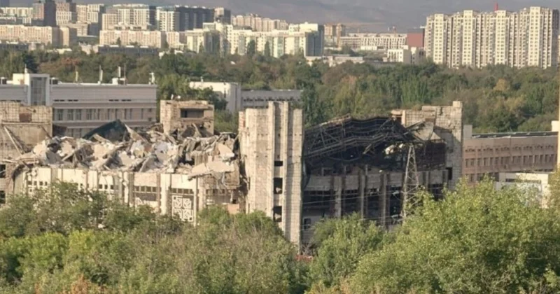 Алматыда түнде Студенттер сарайының шатыры опырылып түсті жоғары оқу орны мәлімдеме жасады