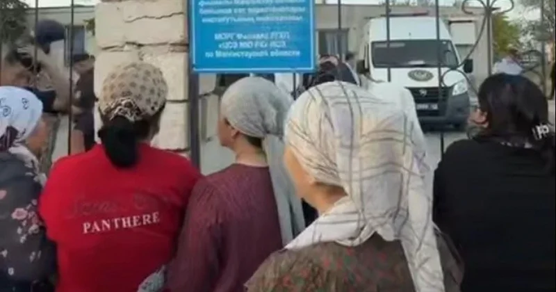 Трагедия на Каспии. Родные военнослужащих и жители Актау собрались возле морга
