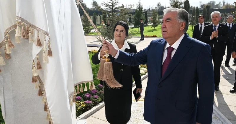Президент Таджикистана открыл школу, которую назвали в его честь