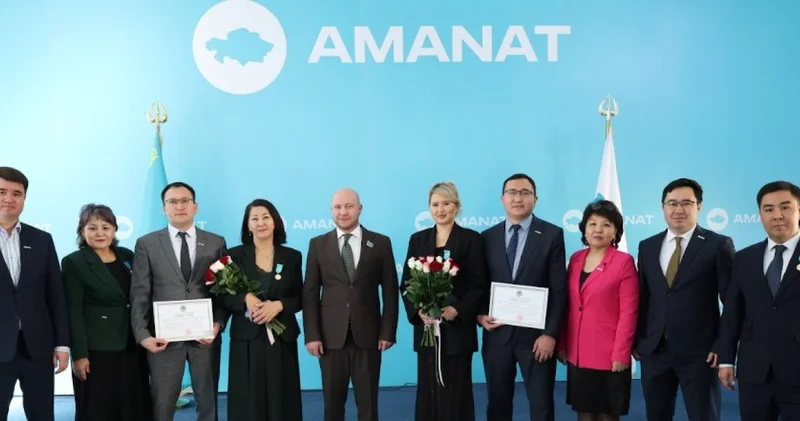 Республика күніне орай Алматыда марапаттау және партияға қабылдау рәсімі өтті