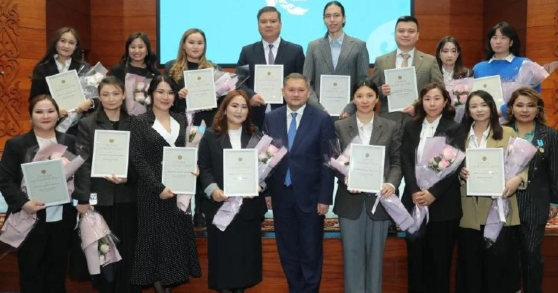 Республика күні қарсаңында 16 жас ғалым баспаналы болды