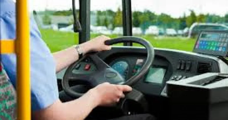 Алматыда жолаушылар мінген автобус аялдамаға соғылған