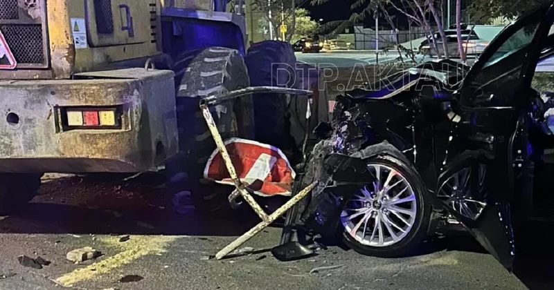 Смертельное ДТП в Актау: водитель Camry влетел в погрузчик (видео)