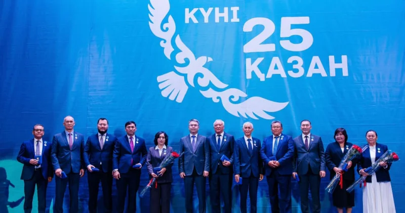 Атырау облысының әкімі Серік Шәпкенов Республика күні қарсаңында мемлекеттік наградалар табыстады