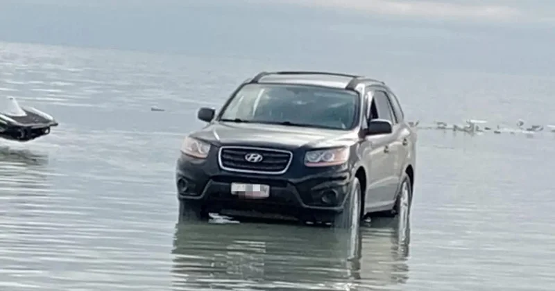 Водитель загнал машину в воду на побережье Актау