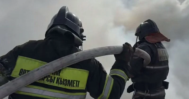Стройматериалы горели на складе объекта в Астане