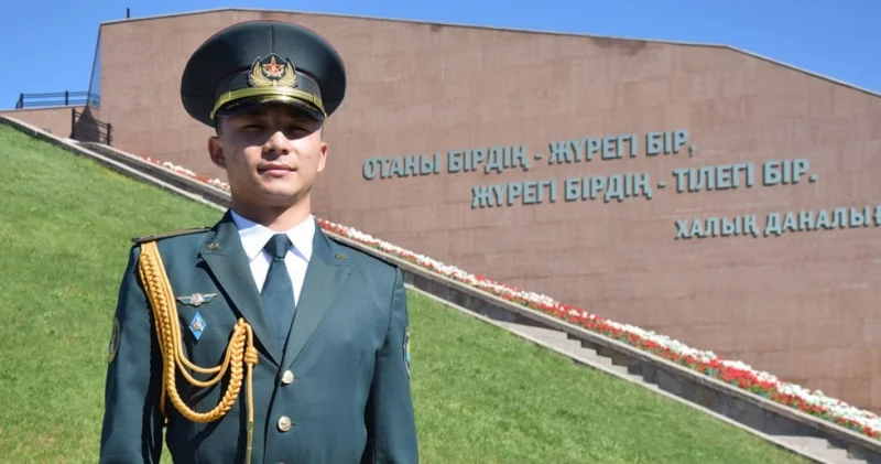 Республика күні: Президент қолынан шен алған Ұлттық ұлан офицері жас сарбаздарды әскери қызметке баулып жүр