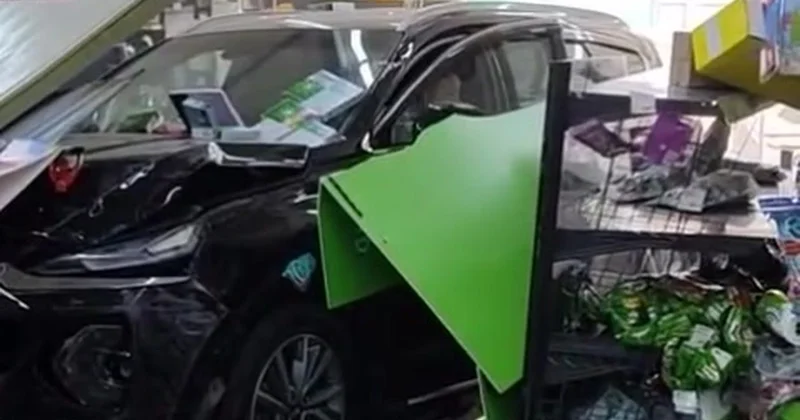 Женщина на авто въехала в магазин Fix Price под Алматы