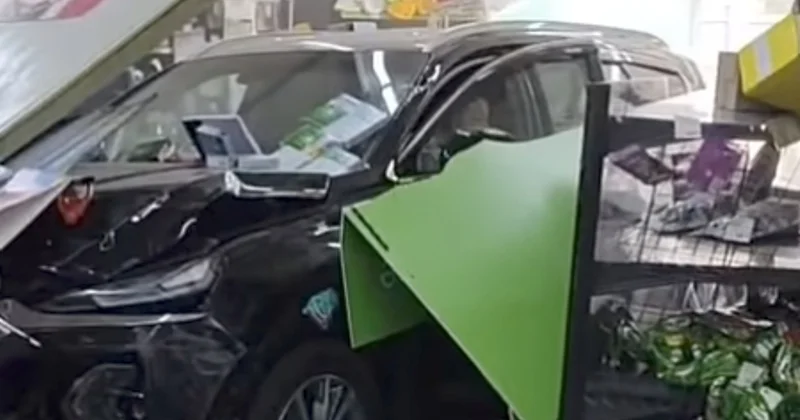 Боралдайда автокөлік дүкенге кіріп кетіп, қиратты: видео