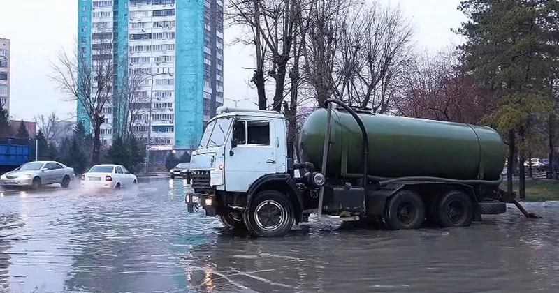 Замерзнет и будет Медео : Семей поплыл после ливней и мокрого снега (видео)
