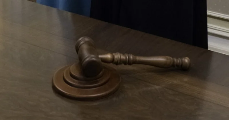 Балаларын терезеден лақтырып жіберген әйел қылмыстық жауапкершіліктен құтылды