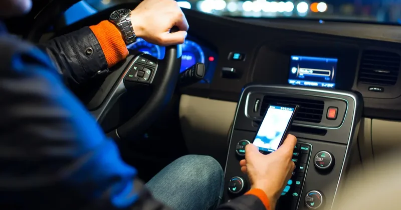 Отвлекаются, ищут заказы: в "Казавтожоле" призвали таксистов смотреть на дорогу, а не в телефон