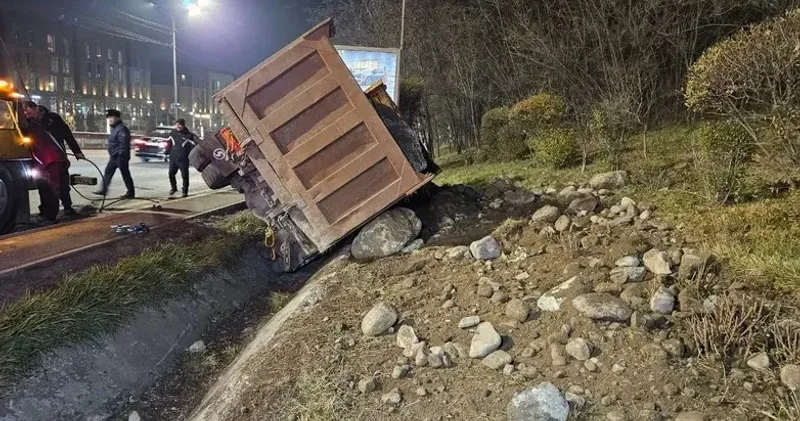 Алматыда тас тиеген жүк көлігі арыққа түсіп, аударылды