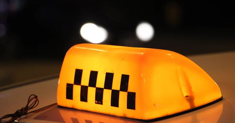 Таксисты за рулем отвлекаются на социальные сети и поиск заказов