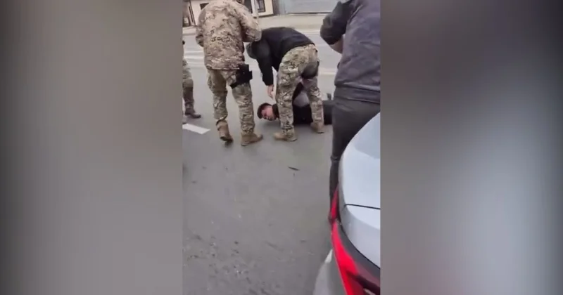 Атырау жолындағы жанжал: көлік жүргізуші қарсыласының қолын жаралады